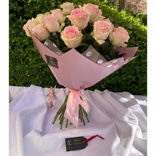 Kép betöltése a galériamegjelenítőbe: 20 szálas rózsaszín rózsa csokor díszcsomagolásban