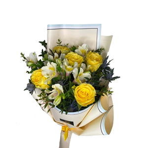 Sárga rózsacsokor fehér alstroemeriaval-5 szál rózsa-3 szál alstroemeria