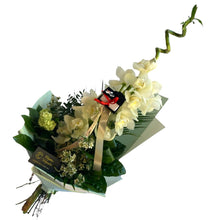 Kép betöltése a galériamegjelenítőbe: Ballagási csokor csónak orchideával, ajándék doboz betűzővel