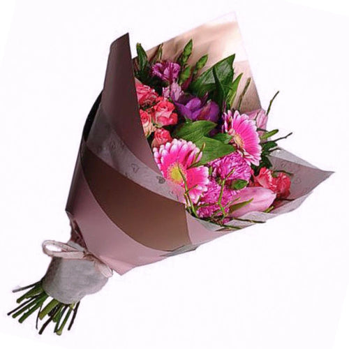 Tölcsér csokor vegyes rózsaszín virágokkal