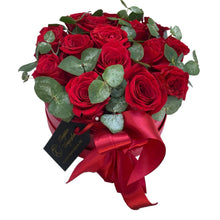 Kép betöltése a galériamegjelenítőbe: Vörös rózsa box 15 szál rózsából