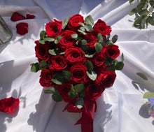 Kép betöltése a galériamegjelenítőbe: Vörös rózsa box 15 szál rózsából