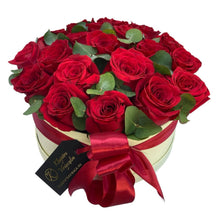 Kép betöltése a galériamegjelenítőbe: Vörös rózsa box 20 szál vörös rózsából