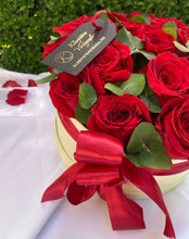 Kép betöltése a galériamegjelenítőbe: Vörös rózsa box 20 szál vörös rózsából