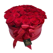 Kép betöltése a galériamegjelenítőbe: Vörös rózsa box 30 szál vörös rózsából