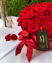 Kép betöltése a galériamegjelenítőbe: Vörös rózsa box 30 szál vörös rózsából