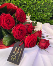 Kép betöltése a galériamegjelenítőbe: Vörös rózsa csokor 7 szálas