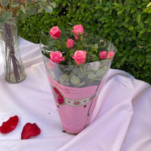 Kép betöltése a galériamegjelenítőbe: Cserepes rózsa dísztasakban