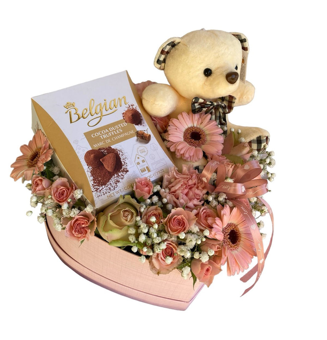 Szív alakú box macival, csokival, rózsaszín vegyes virágokkal.