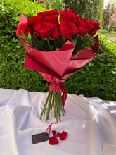 Kép betöltése a galériamegjelenítőbe: Vörös rózsa 30 szál díszítve
