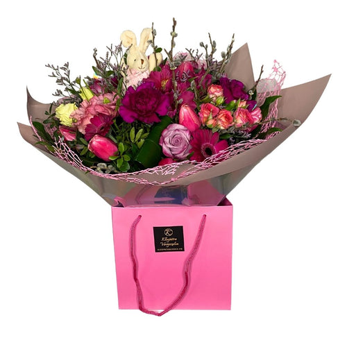 Nyuszis táskacsokor pink virágokkal