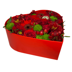 Szív alakú box, piros vegyes virágokkal