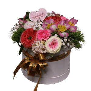 Box rózsaszínes virágokkal