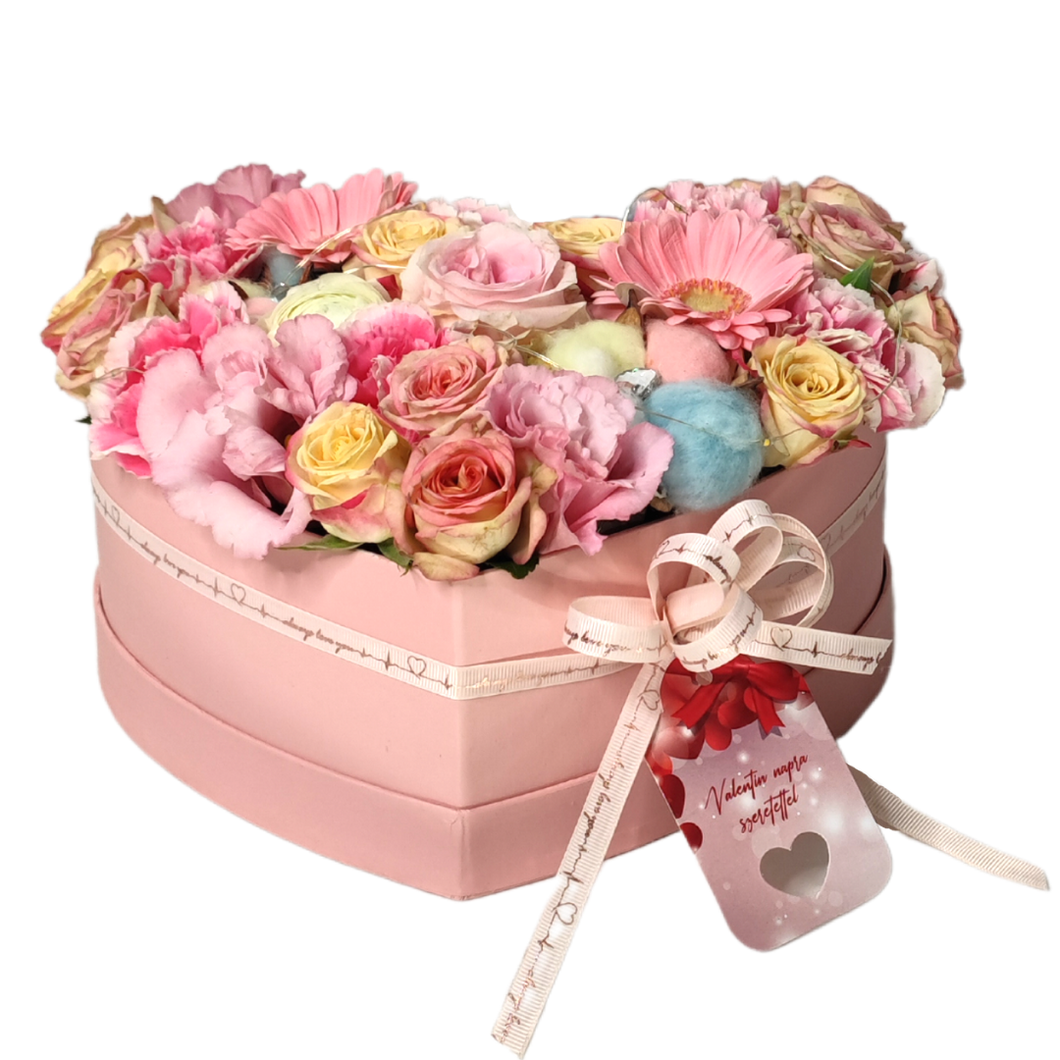 Szív alakú box vegyes rózsaszín virágokkal