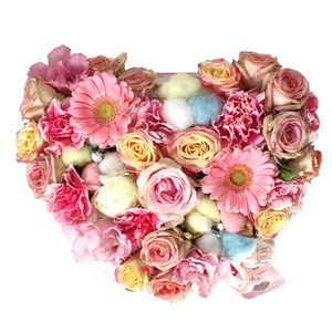 Szív alakú box vegyes rózsaszín virágokkal