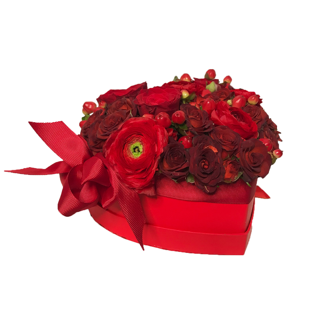 Szív alakú doboz vegyes vörös virágokkal díszítve