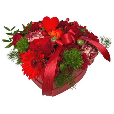 Szív alakú box, piros vegyes virágokkal